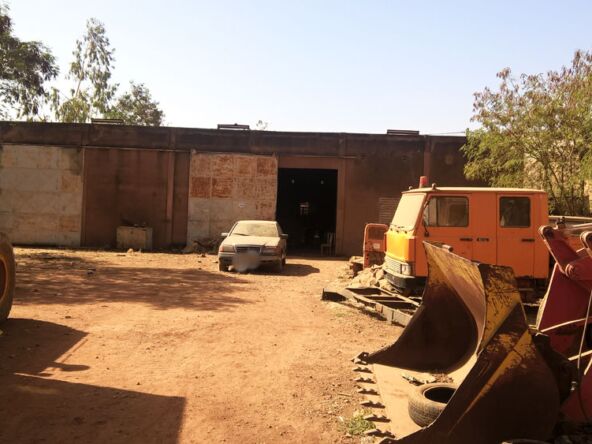 Un entrepôt en vente a Tampouy