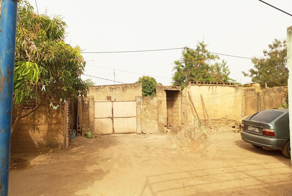 Parcelle de 252 M² avec bâti en vente à Tampouy