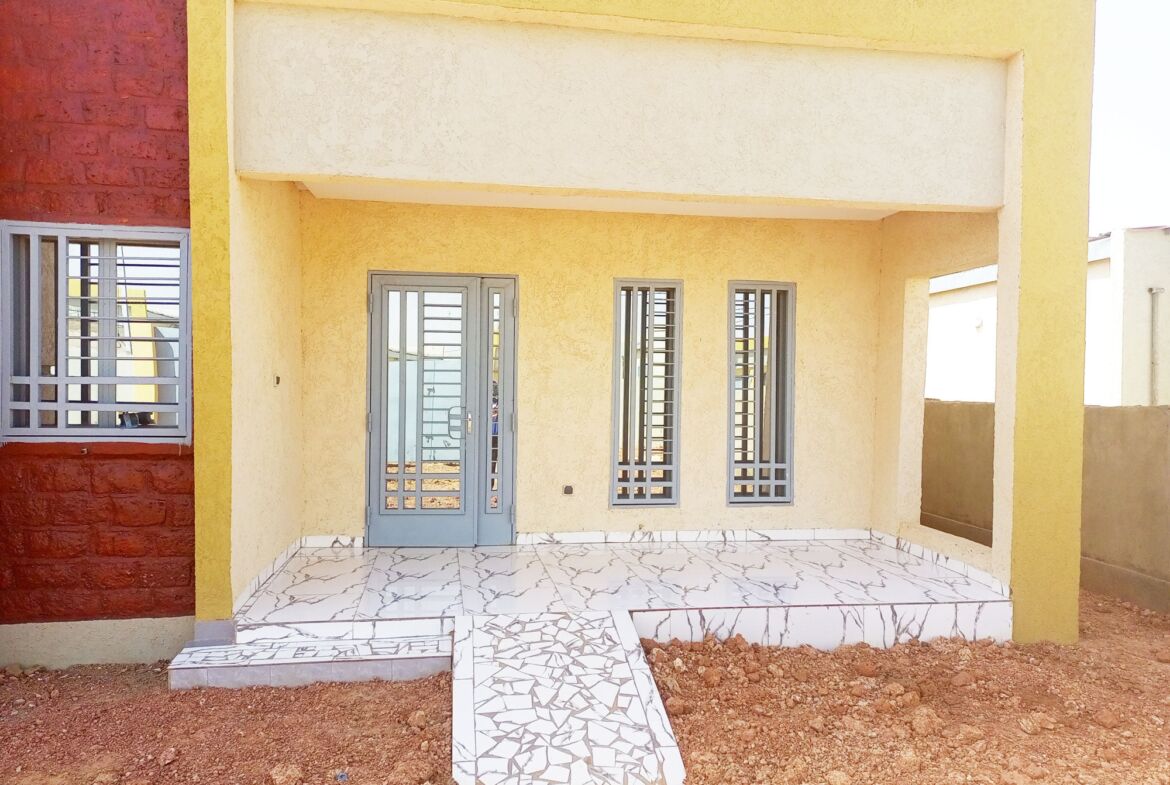 Une villa de 2 chambres salon en location à Guiguemtenga