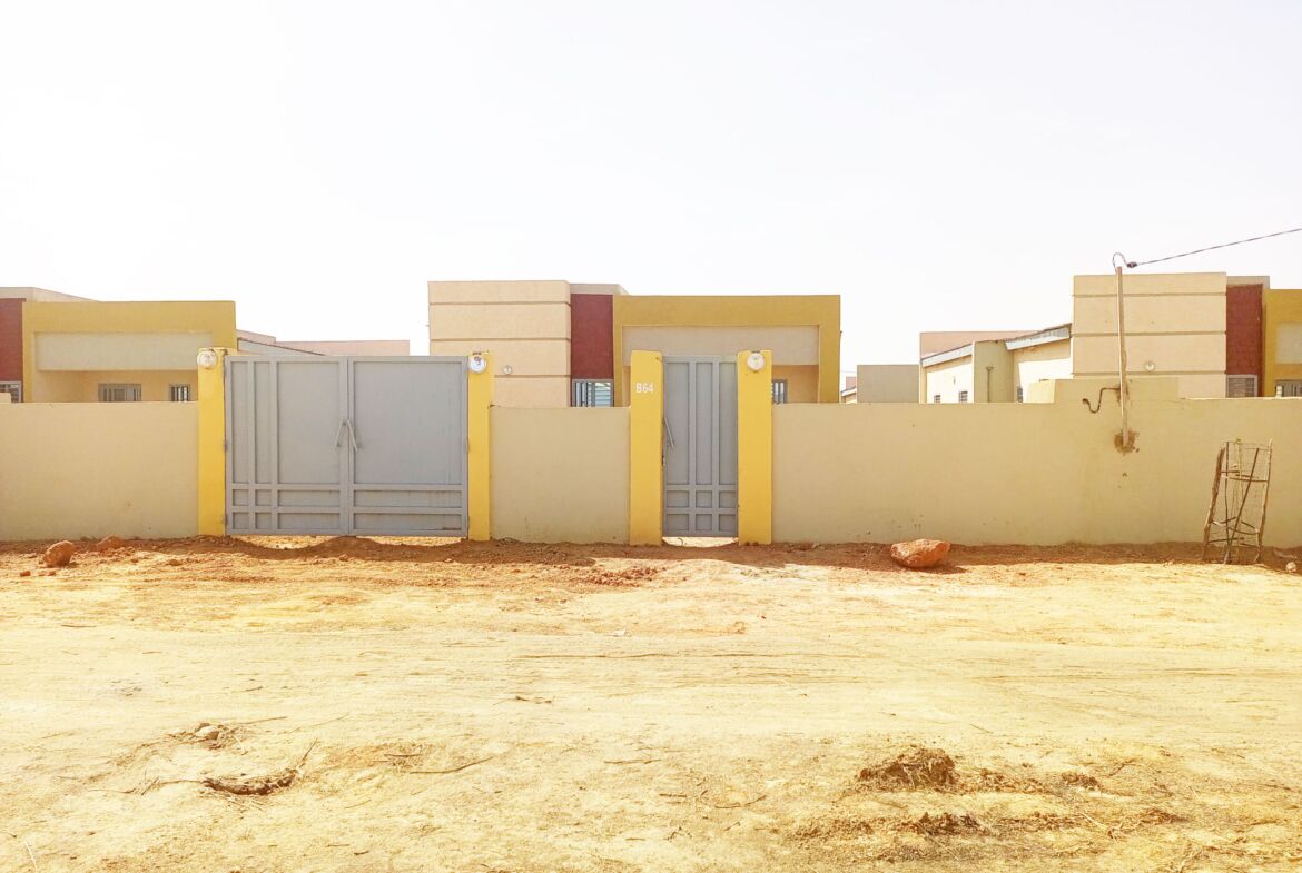 Une villa de 2 chambres salon en location à Guiguemtenga