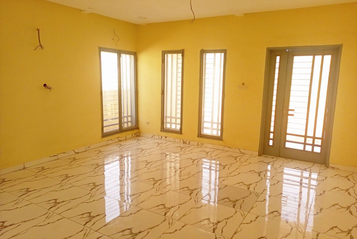 Une villa de 2 chambres salon en location à Guiguemtenga