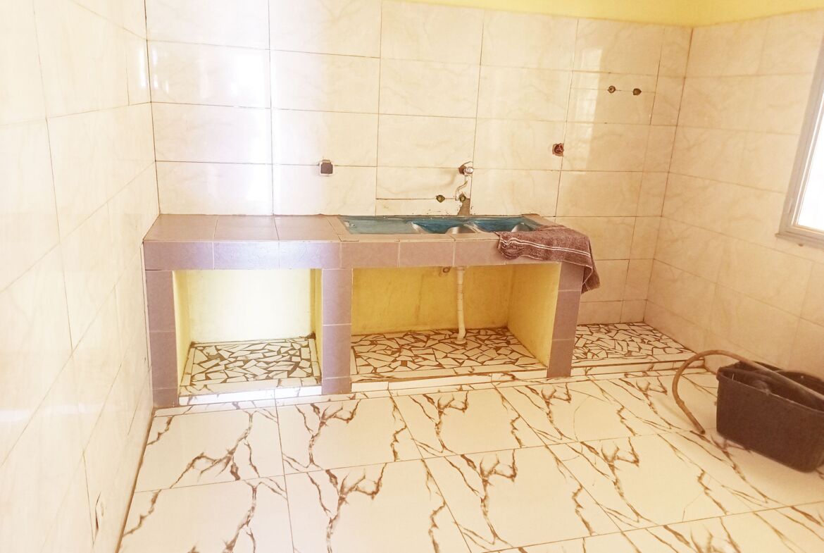 Une villa de 2 chambres salon en location à Guiguemtenga