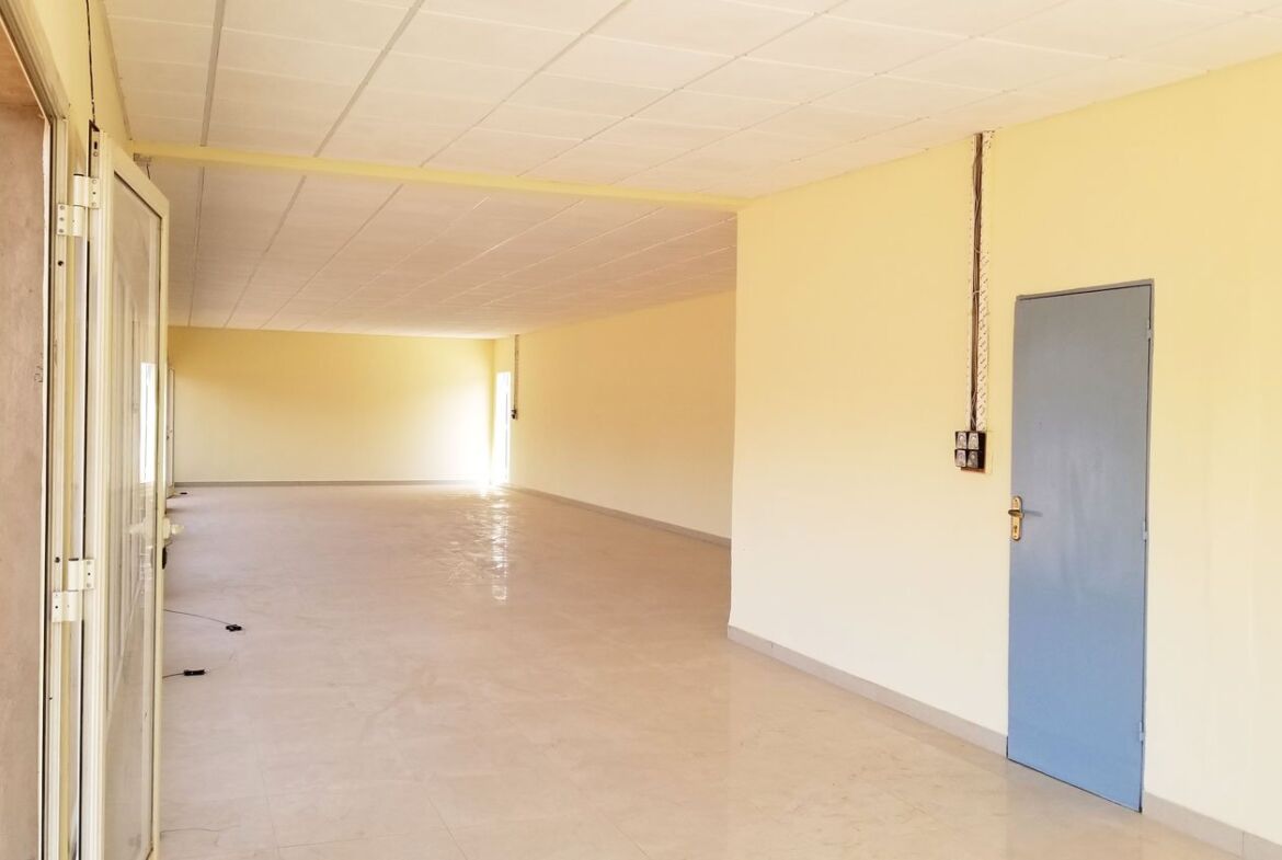 Show room 145 m² en location à Kamsonghin