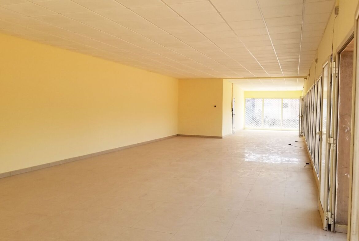 Show romm 145 m² en location à Kamsonghin