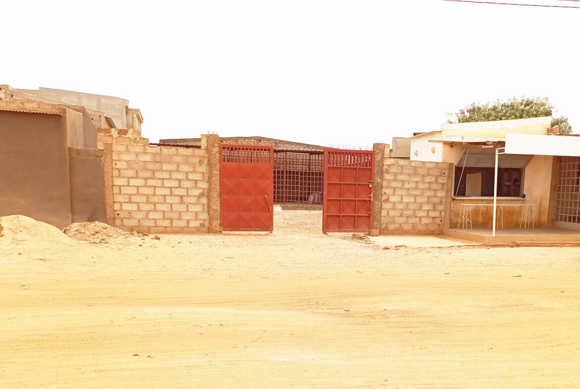 Une parcelle clôturée de 357 m² en location à bonheur ville