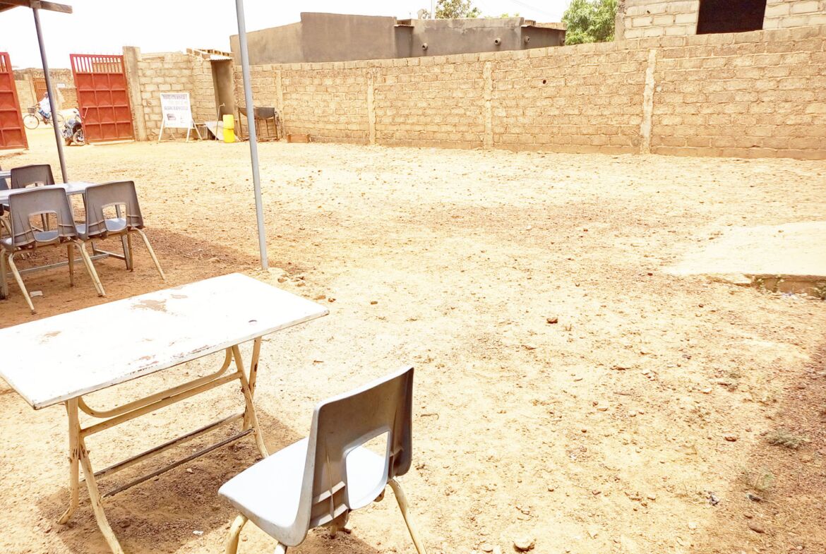 Une parcelle clôturée de 357 m² en location à bonheur ville