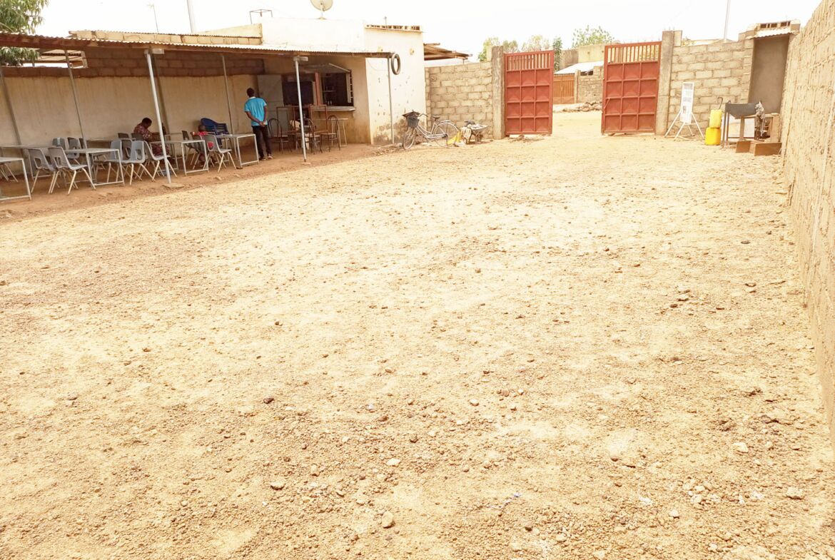 Une parcelle clôturée de 357 m² en location à bonheur ville