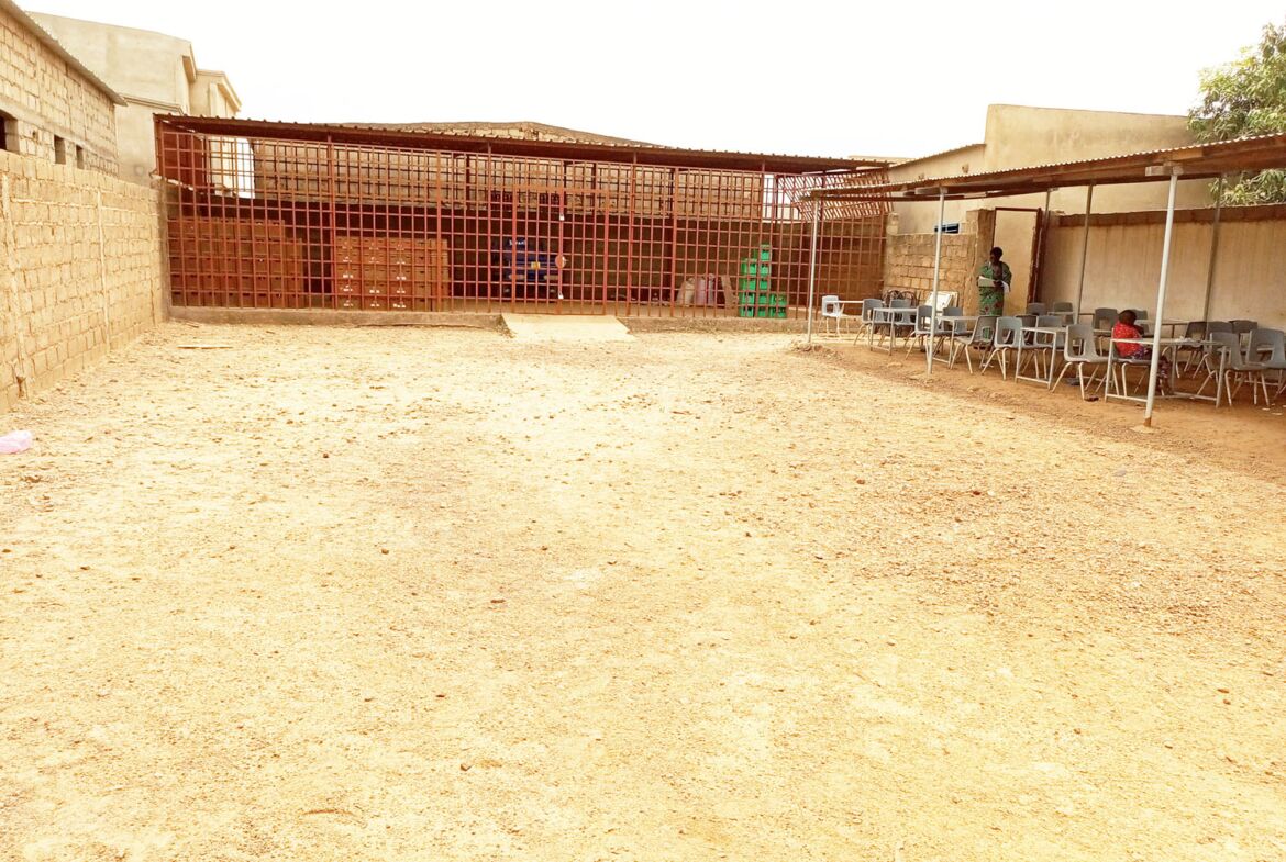 Une parcelle clôturée de 357 m² en location à bonheur ville