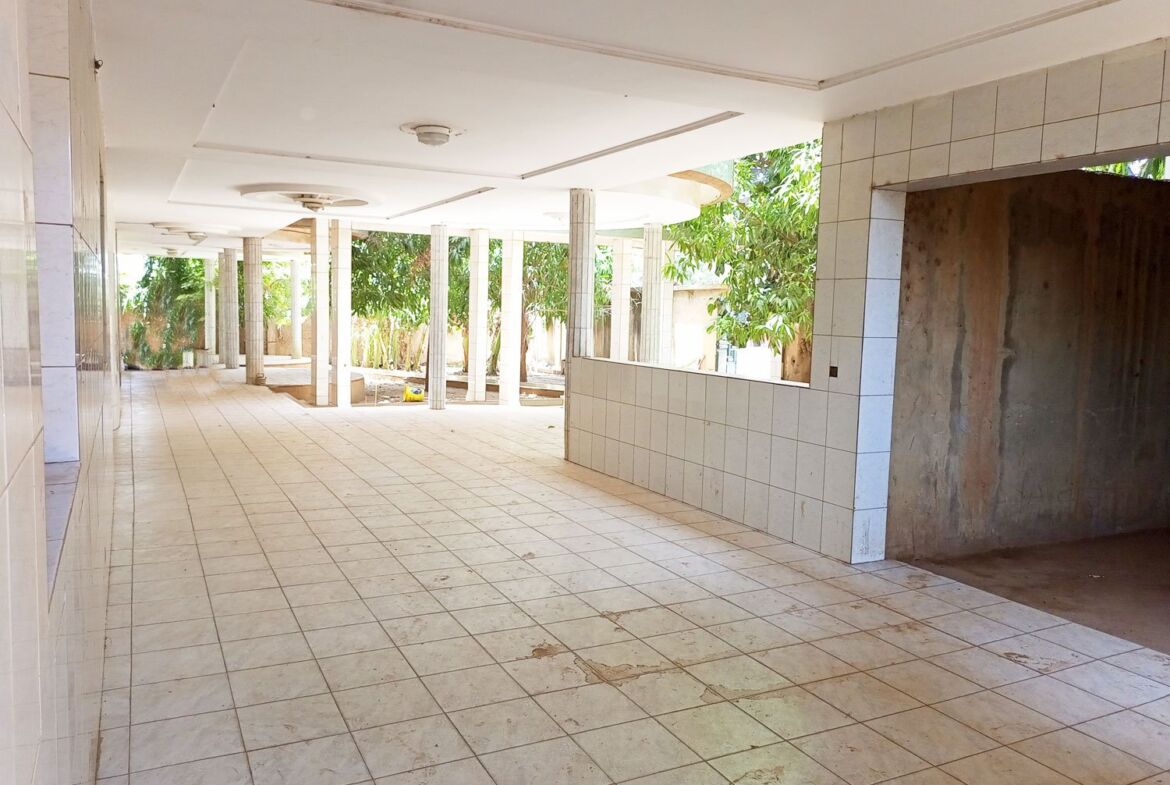Un duplex de 9 chambres en vente à Cisssin