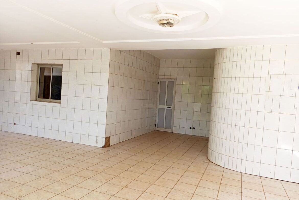 Un duplex de 9 chambres en vente à Cisssin