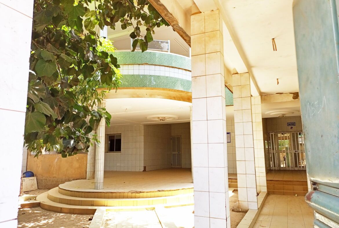 Un duplex de 9 chambres en vente à Cisssin