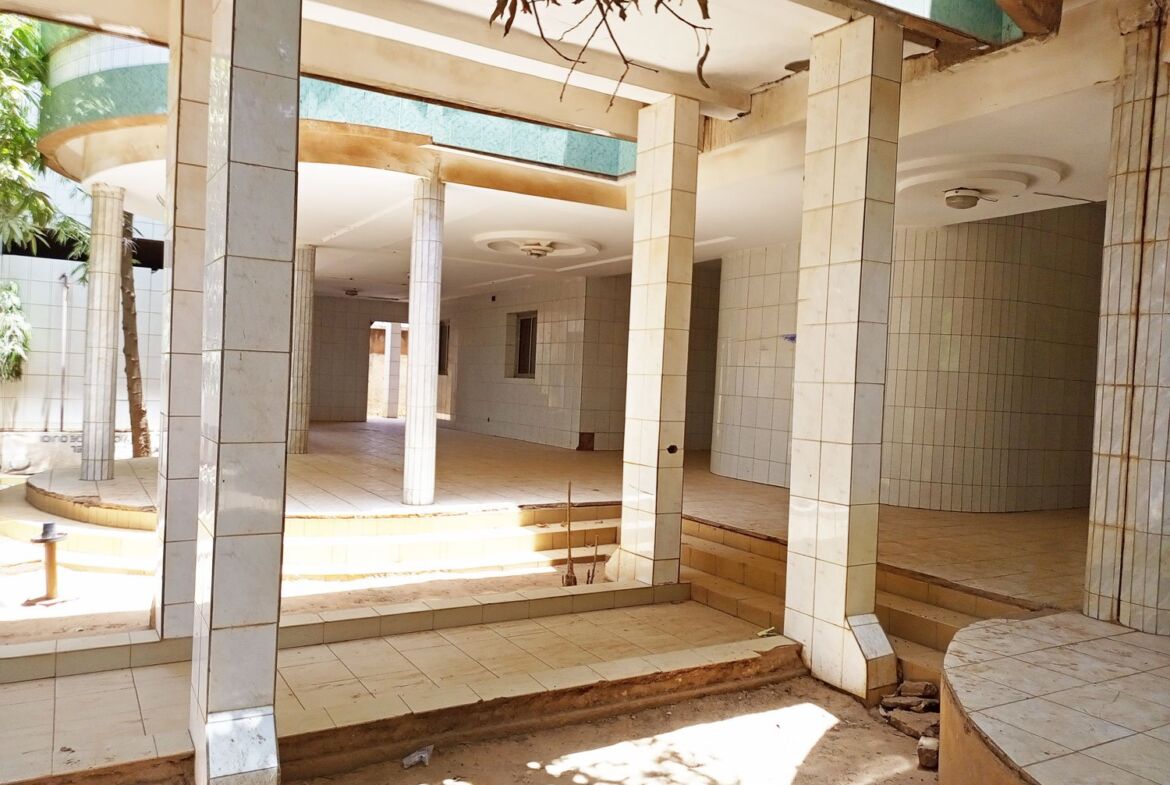 Un duplex de 9 chambres en vente à Cisssin