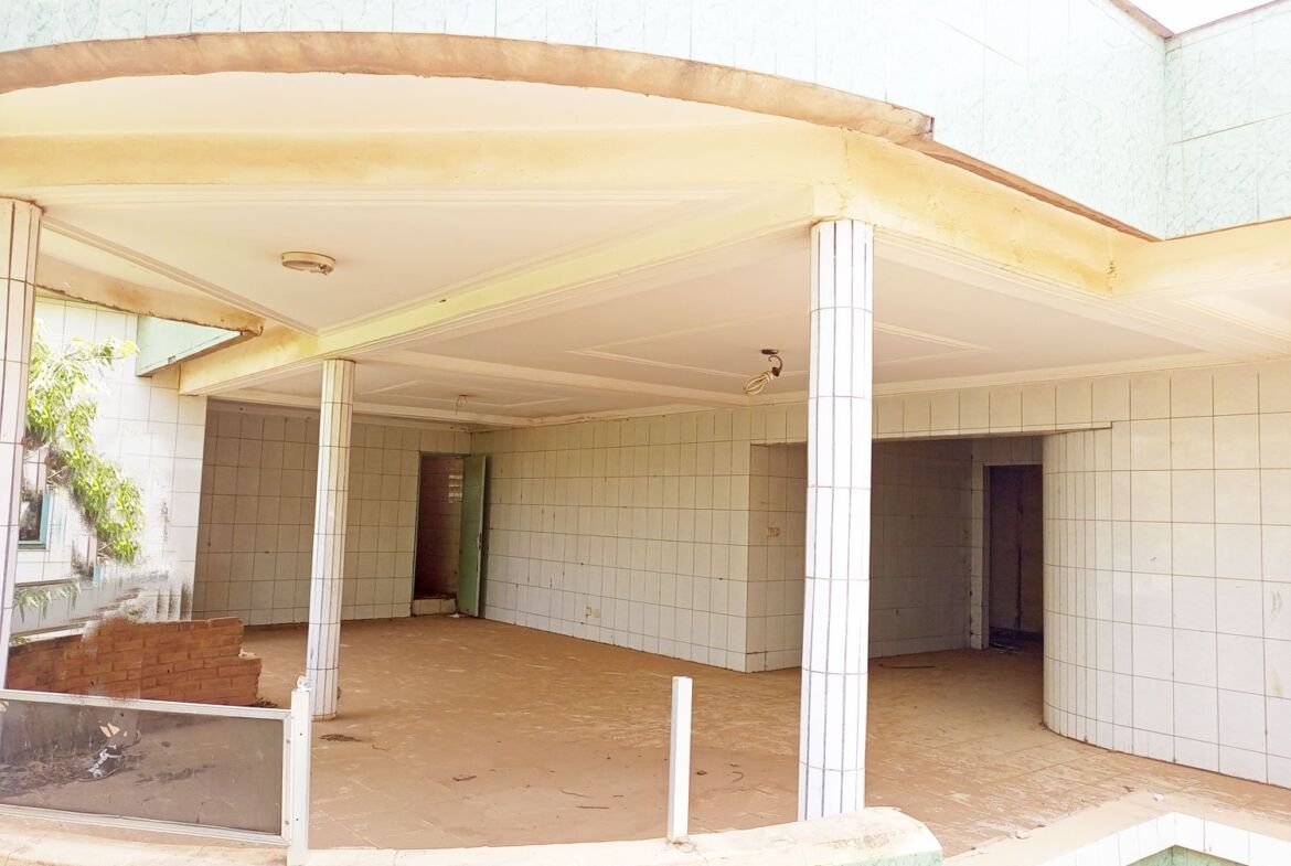 Un duplex de 9 chambres en vente à Cisssin