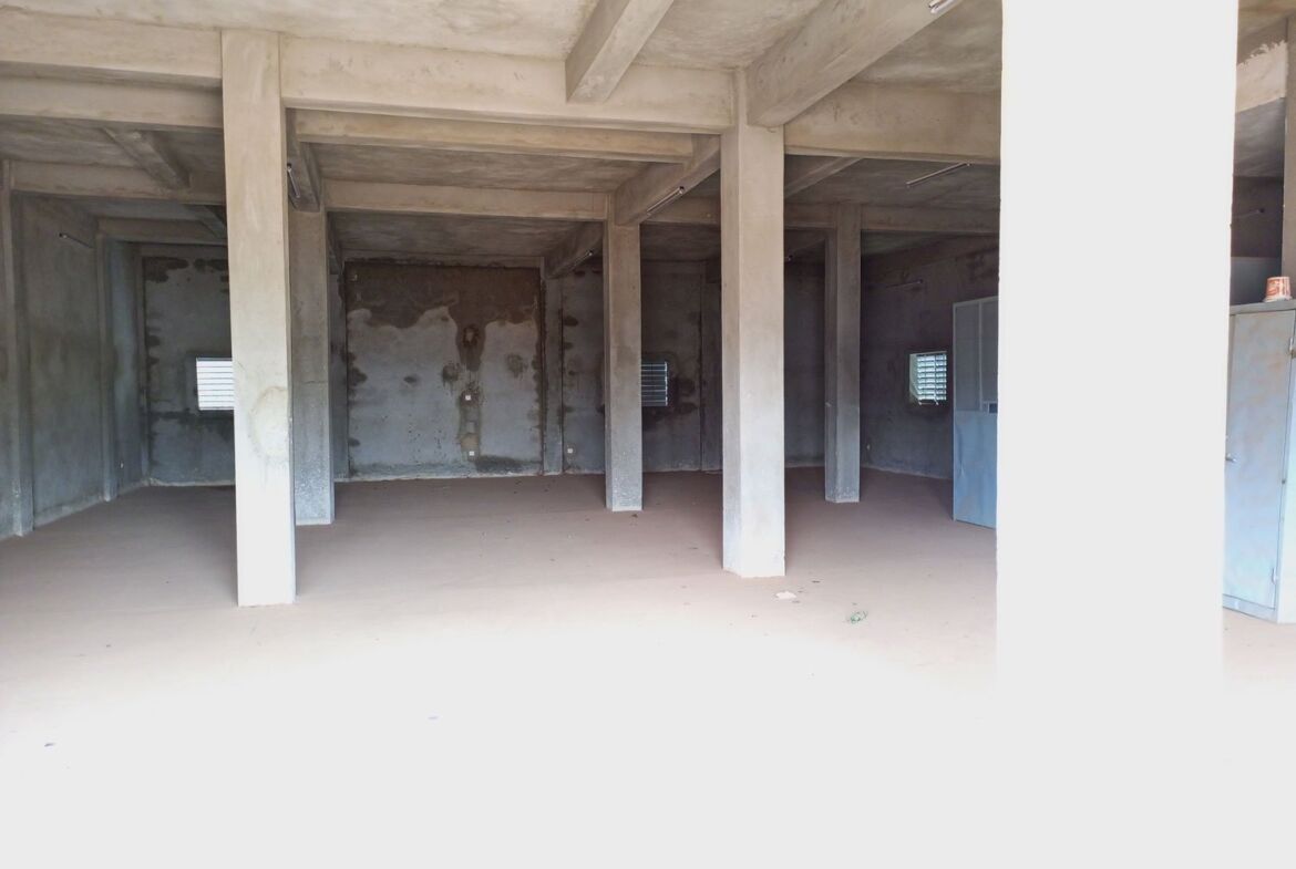 un show room de 200 M² en location à Kalgondé
