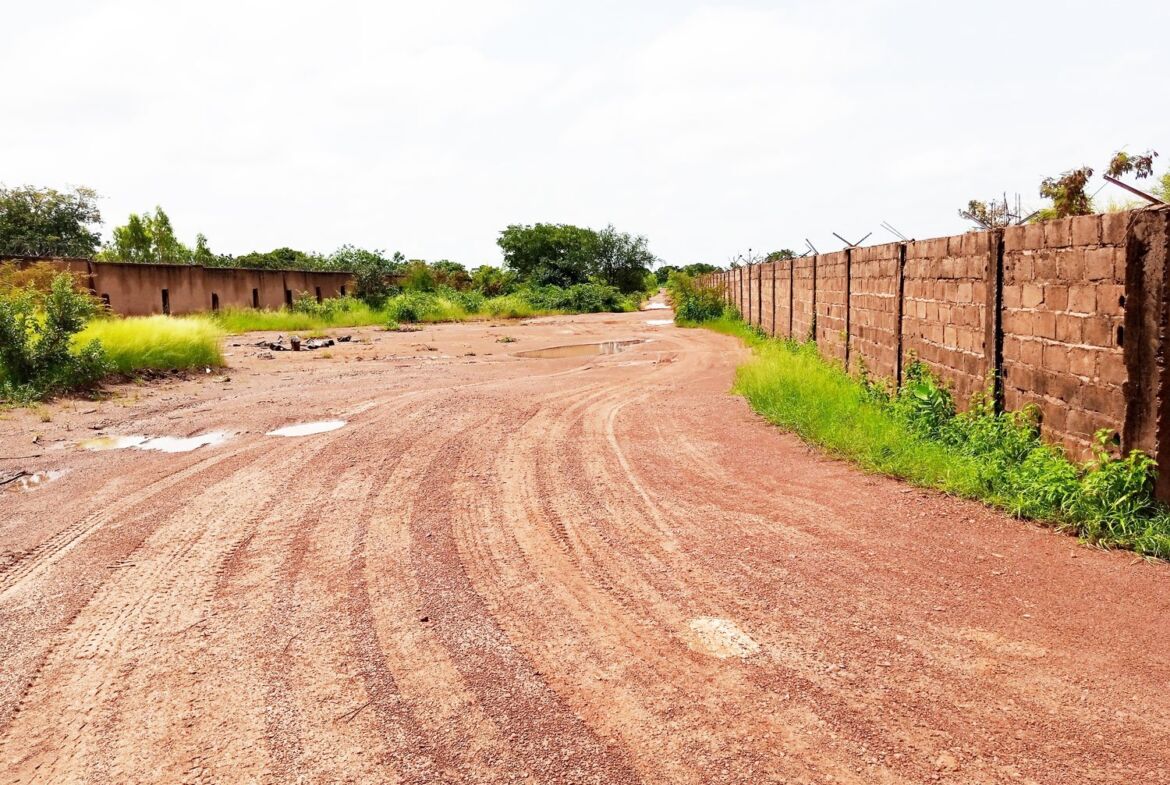 Un terrain de 10 415 M² en vente à Yimdi