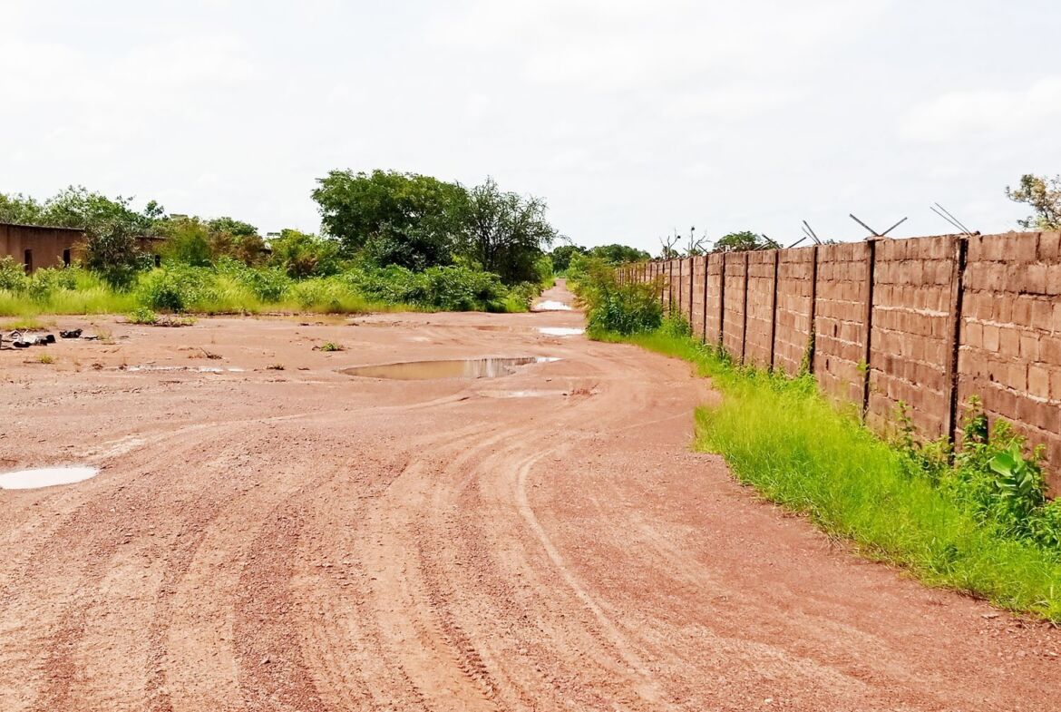 Un terrain de 10 415 M² en vente à Yimdi