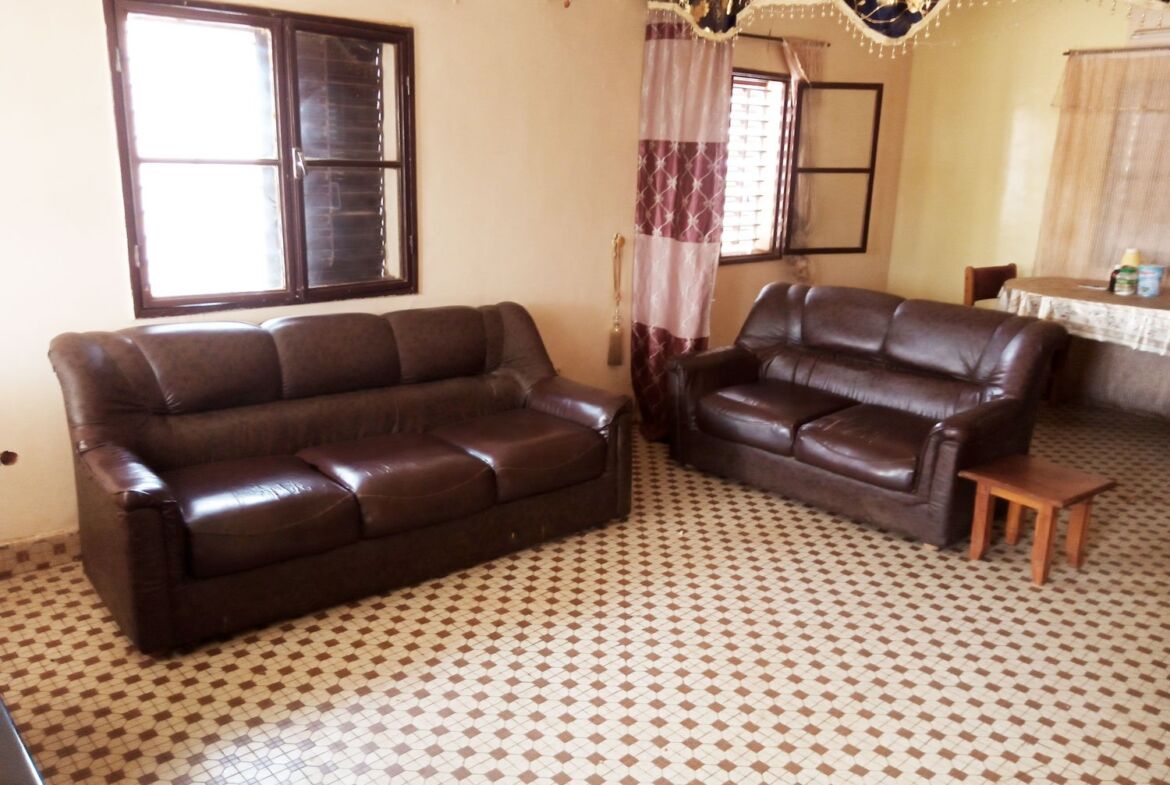 Mini villa + annexes en vente à la zone 1