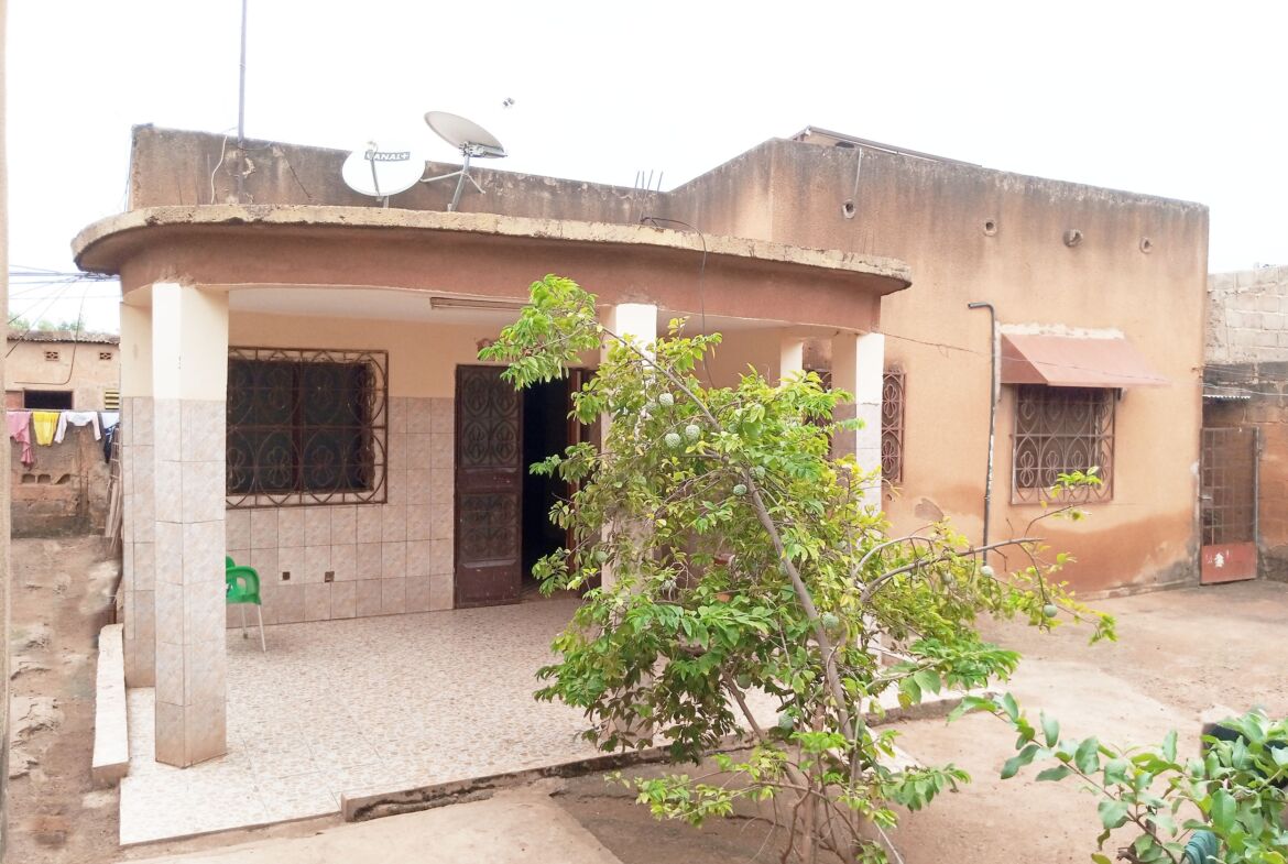 Mini villa + annexes en vente à la zone 1