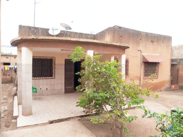 Mini villa + annexes en vente à la zone 1