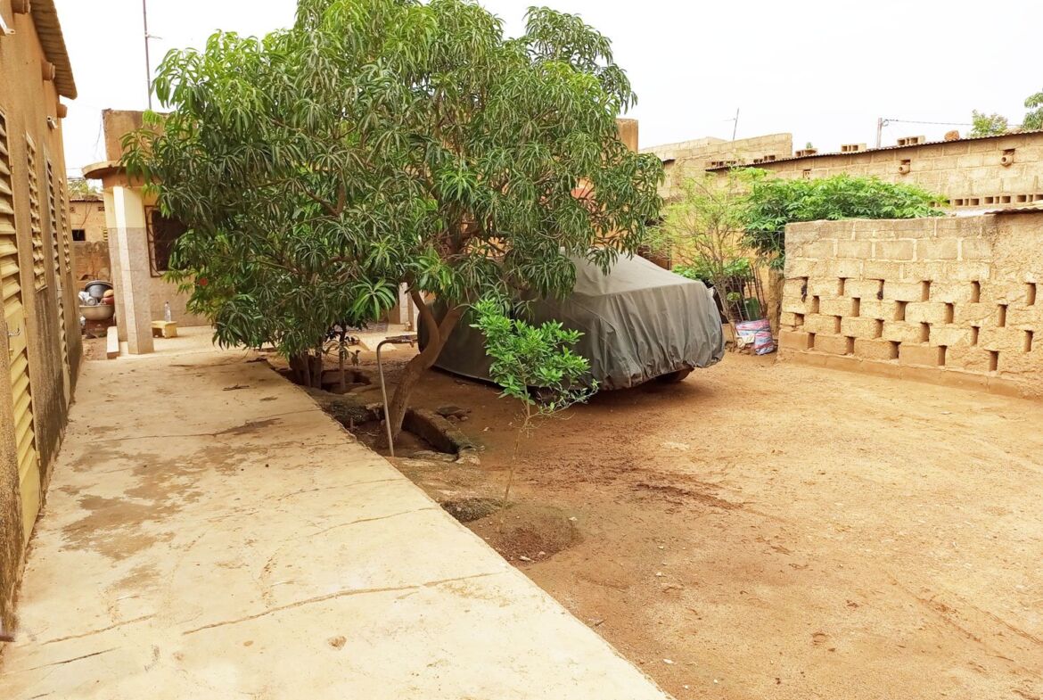 Mini villa + annexes en vente à la zone 1