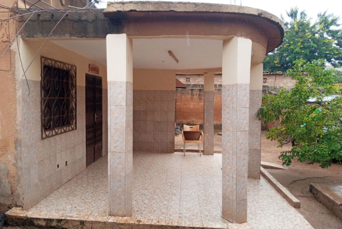 Mini villa + annexes en vente à la zone 1