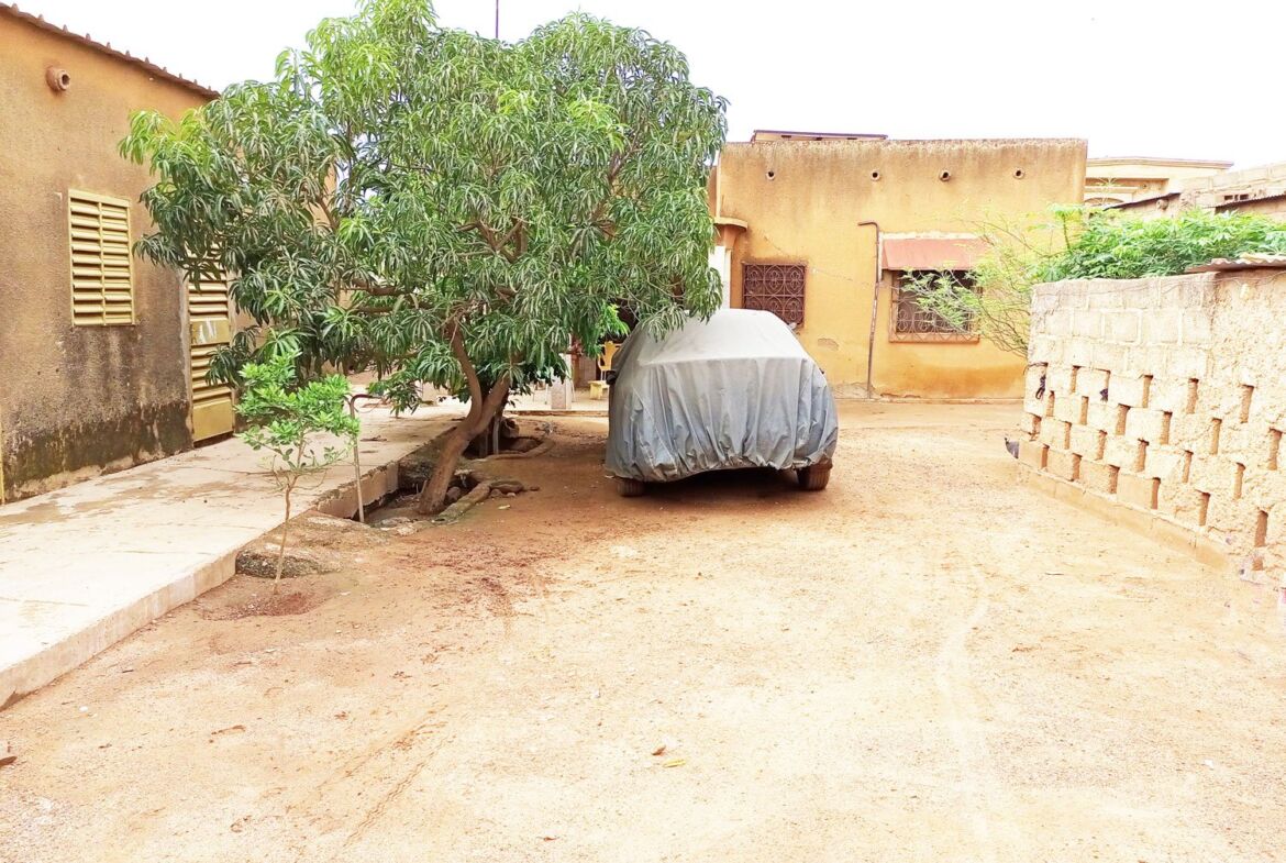 Mini villa + annexes en vente à la zone 1