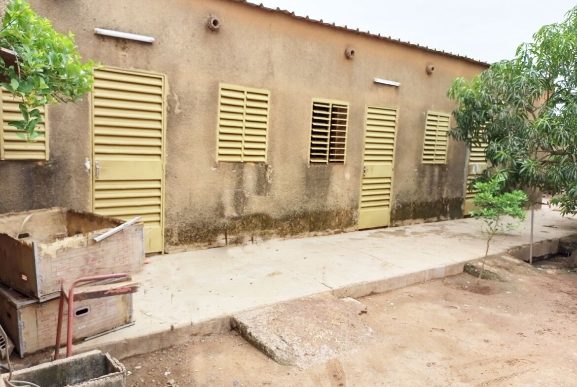 Mini villa + annexes en vente à la zone 1