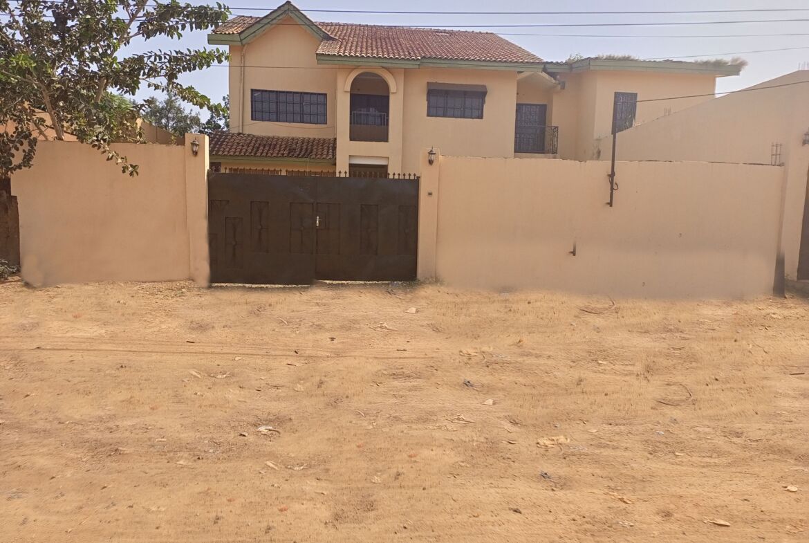 Duplex de 9 pièces en location à Zogona