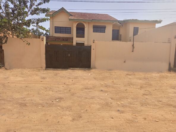 Duplex de 9 pièces en location à Zogona