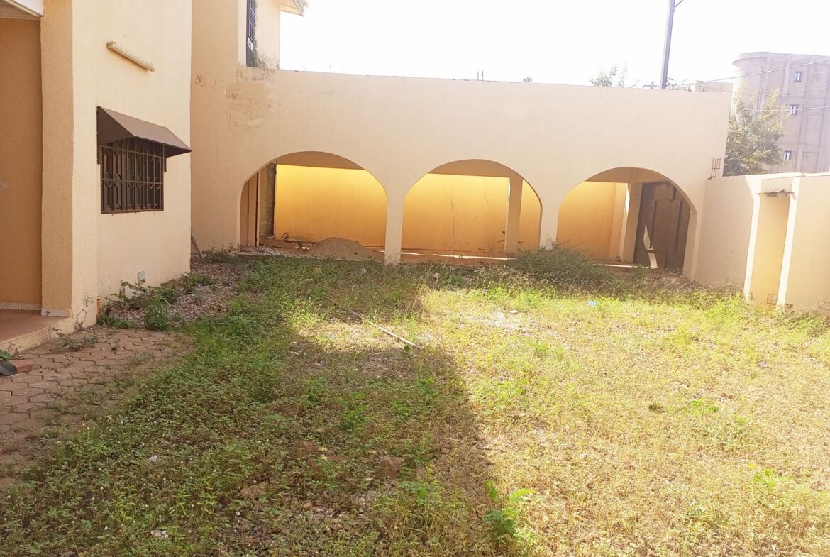 Duplex de 9 pièces en location à Zogona