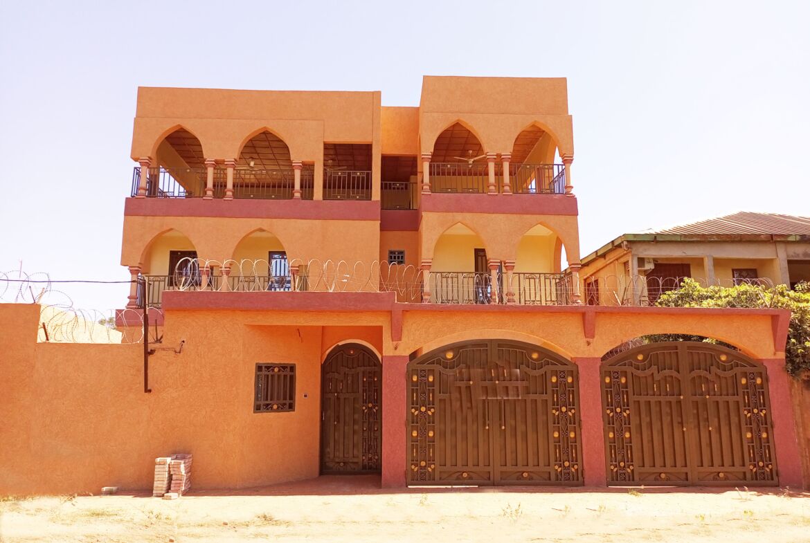 Un triplex de 6 chambres en location à OPuaga2000 zone C