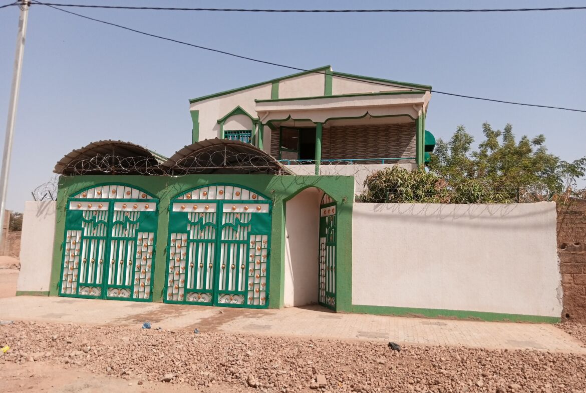 Un duplex R+1 de 5 chambres en location à Bang pooré