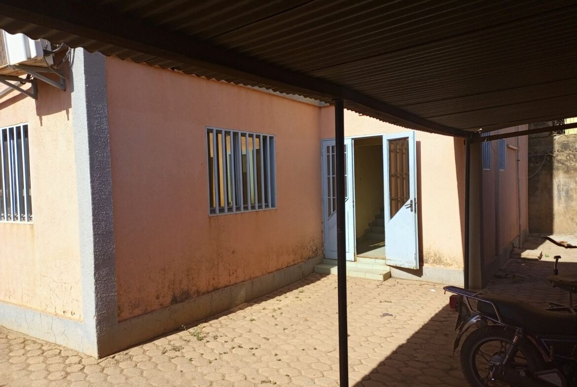 IMMEUBLE DE 10 PIECES EN VENTE A OUAGA2000 ZONE C