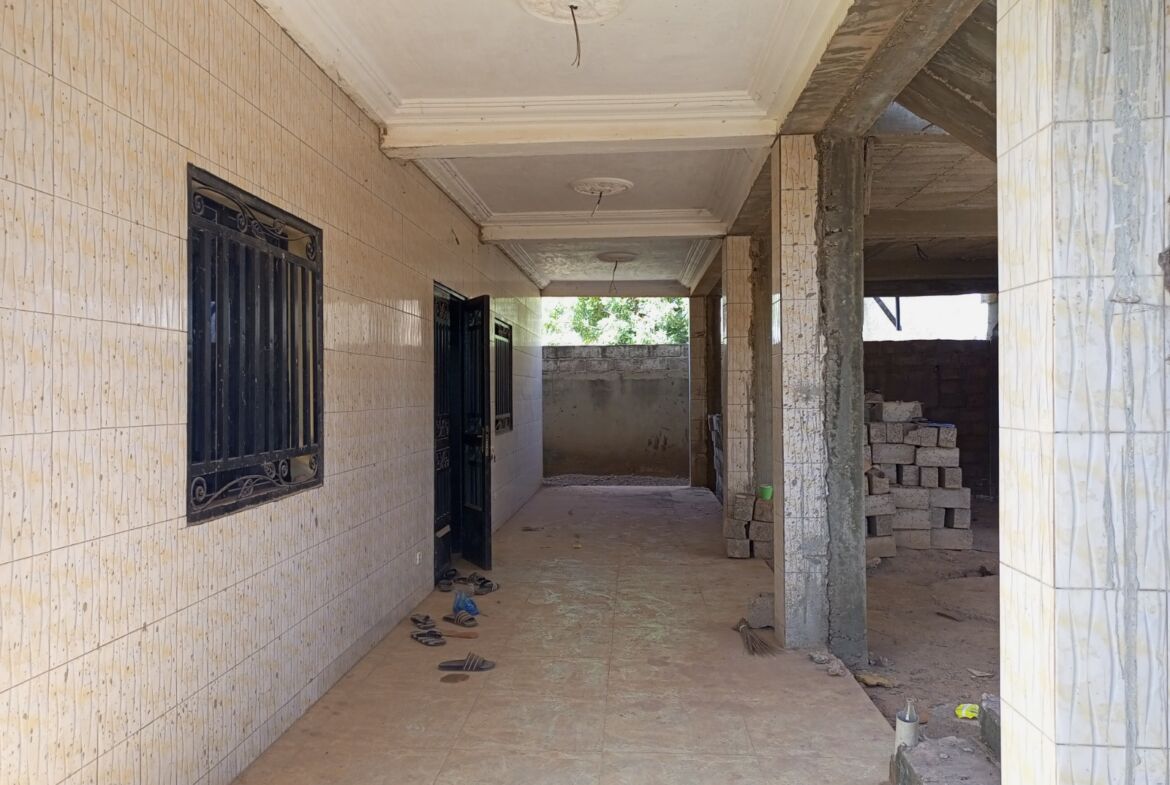 UNE VILLA INACHEVEE DE 3 CHAMBRES EN VENTE A RIMKIETA