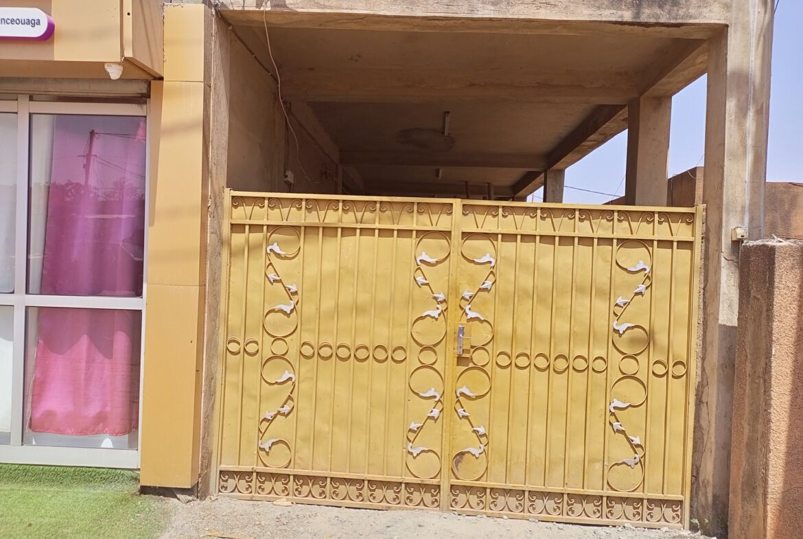 Une villa de 3 chambres salon en location au 1200 logements