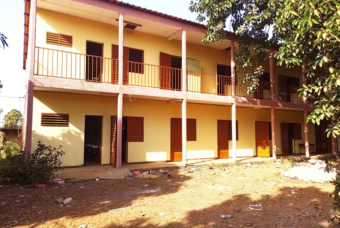 Un immeuble de 34 pièces en location à Larlé sur Perfector Immobilier