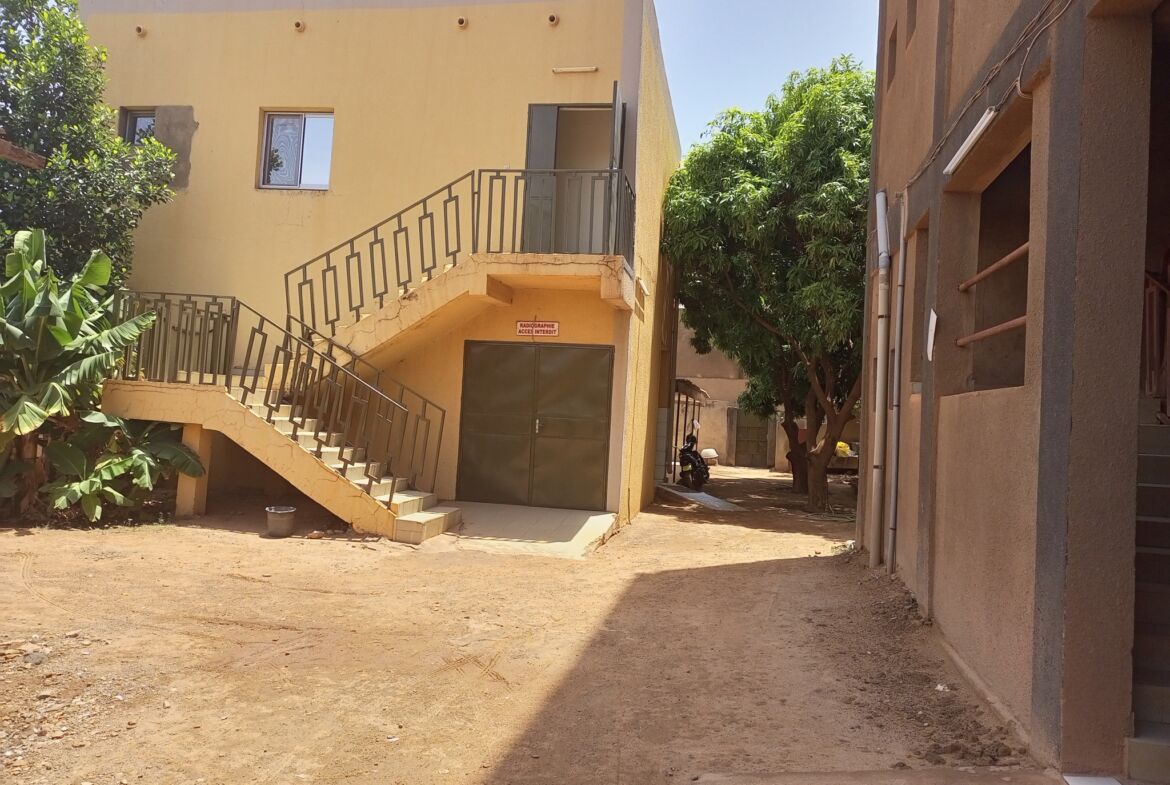 Un bâtiment R+1 en vente à Ouaga2000 Zone C