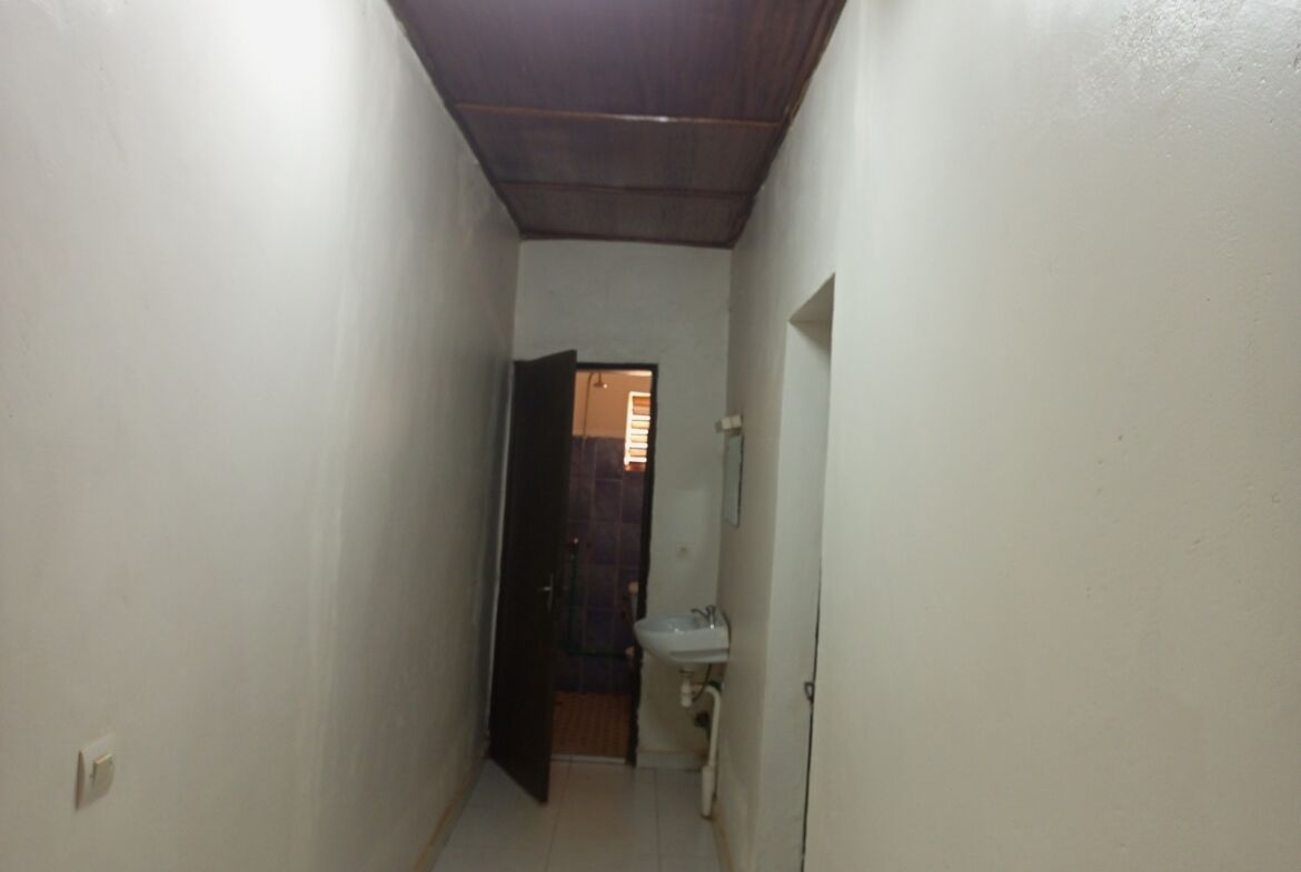 Un bâtiment R+1 en vente à Ouaga2000 Zone C