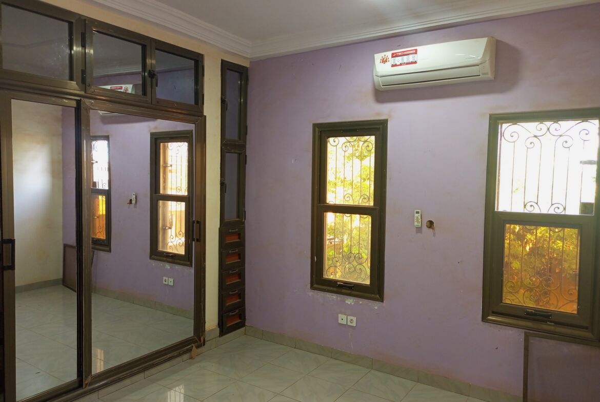 Un duplex de 6 chambres avec 2 salons en location à Karpala