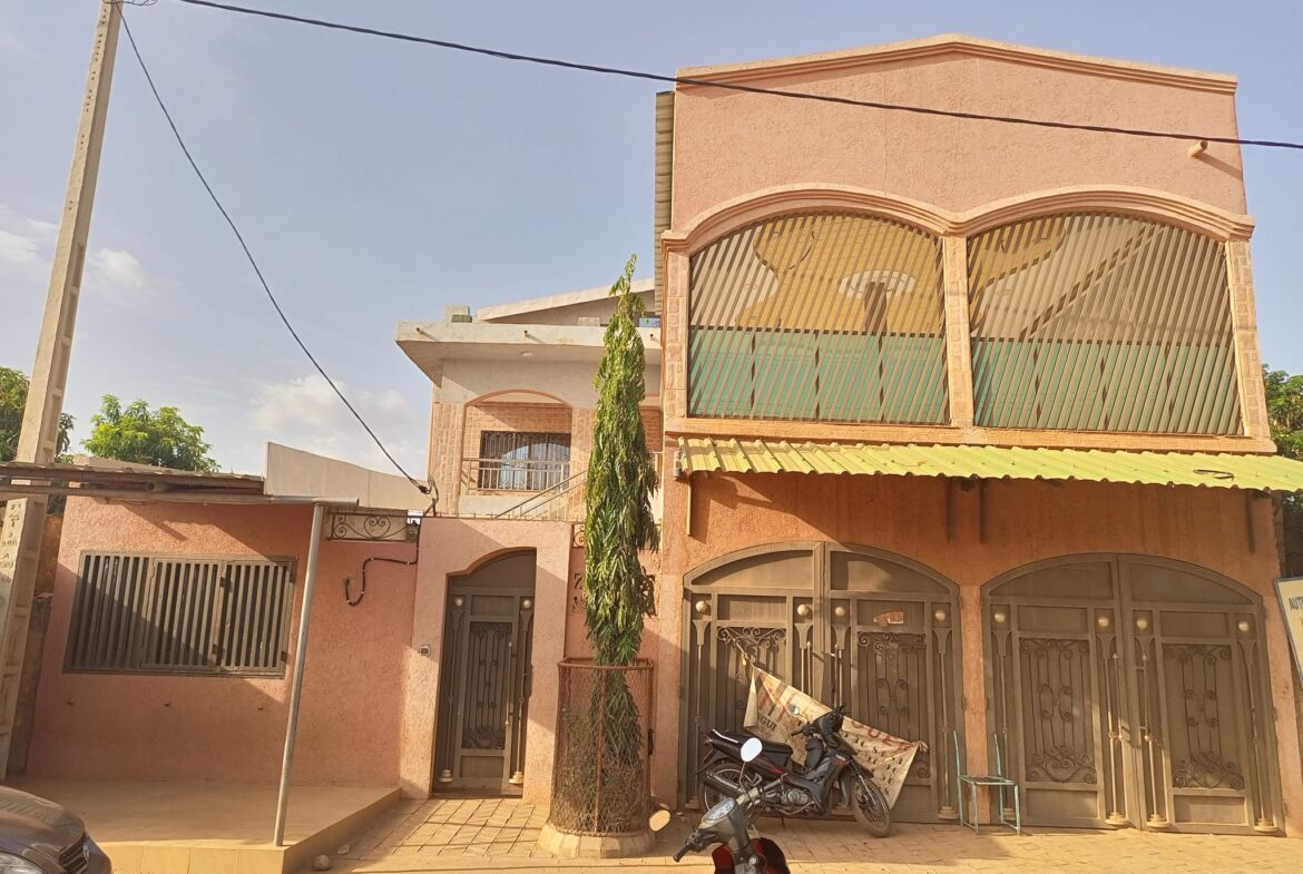 Un duplex de 6 chambres avec 2 salons en location à Karpala