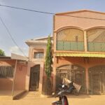 Un duplex de 6 chambres avec 2 salons en location à Karpala