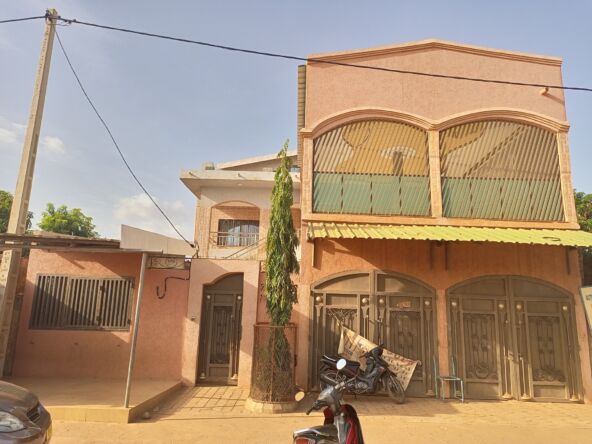 Un duplex de 6 chambres avec 2 salons en location à Karpala