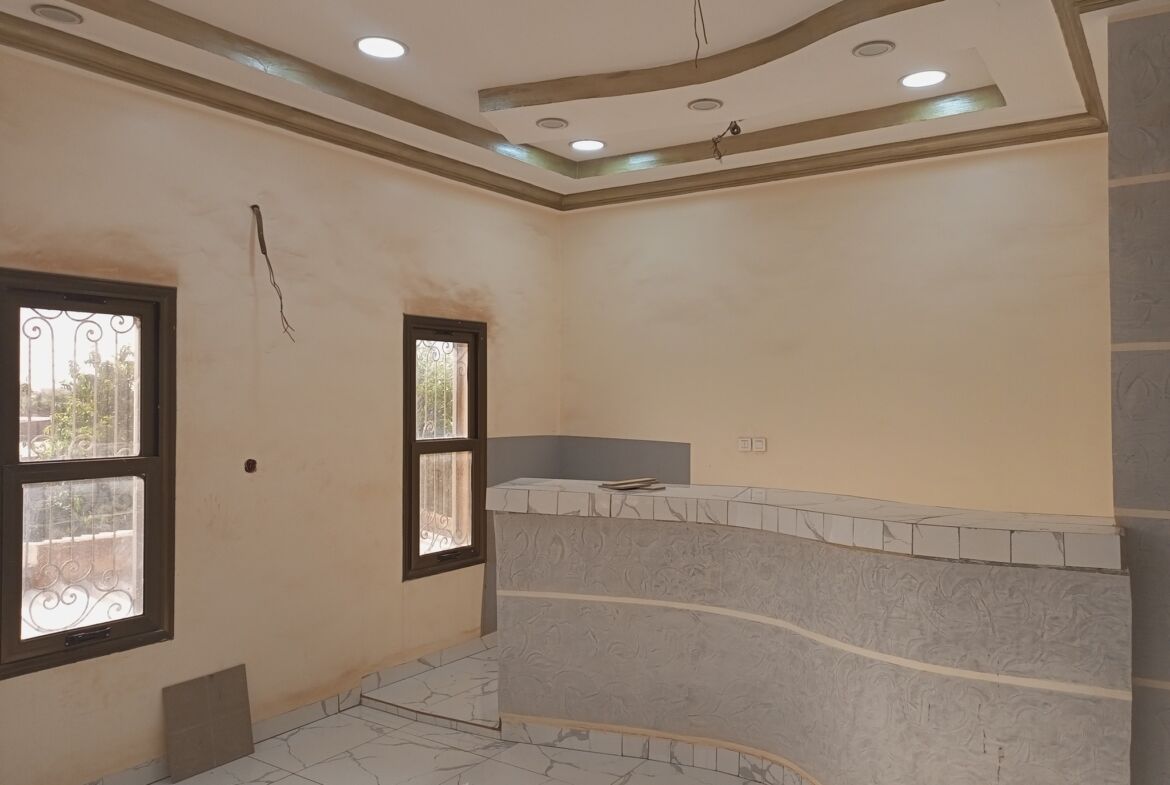 Un duplex de 6 chambres avec 2 salons en location à Karpala