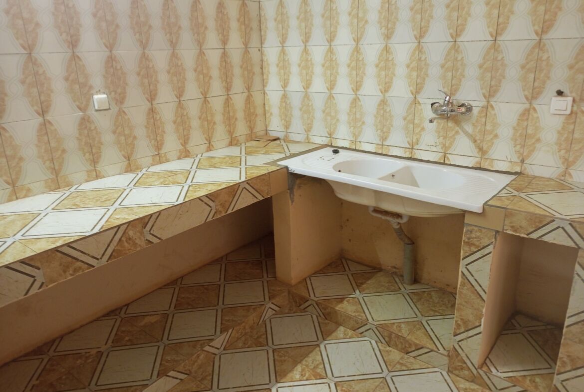 Un duplex de 6 chambres avec 2 salons en location à Karpala