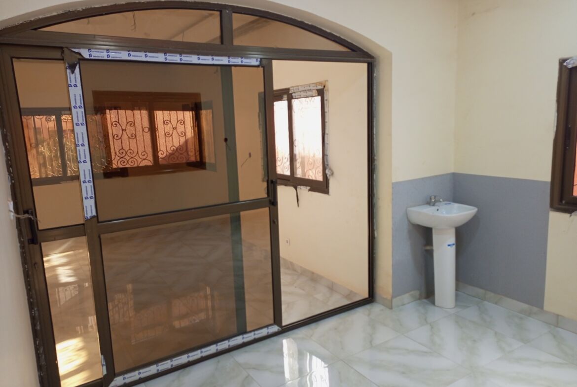 Un duplex de 6 chambres avec 2 salons en location à Karpala