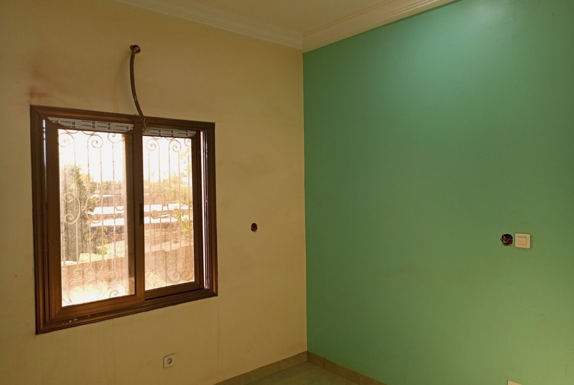 Un duplex de 6 chambres avec 2 salons en location à Karpala