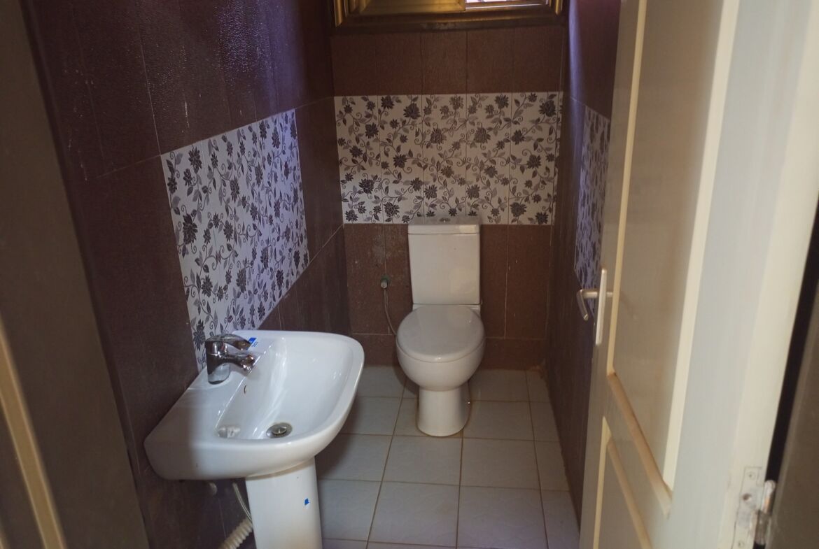 Un duplex de 6 chambres avec 2 salons en location à Karpala