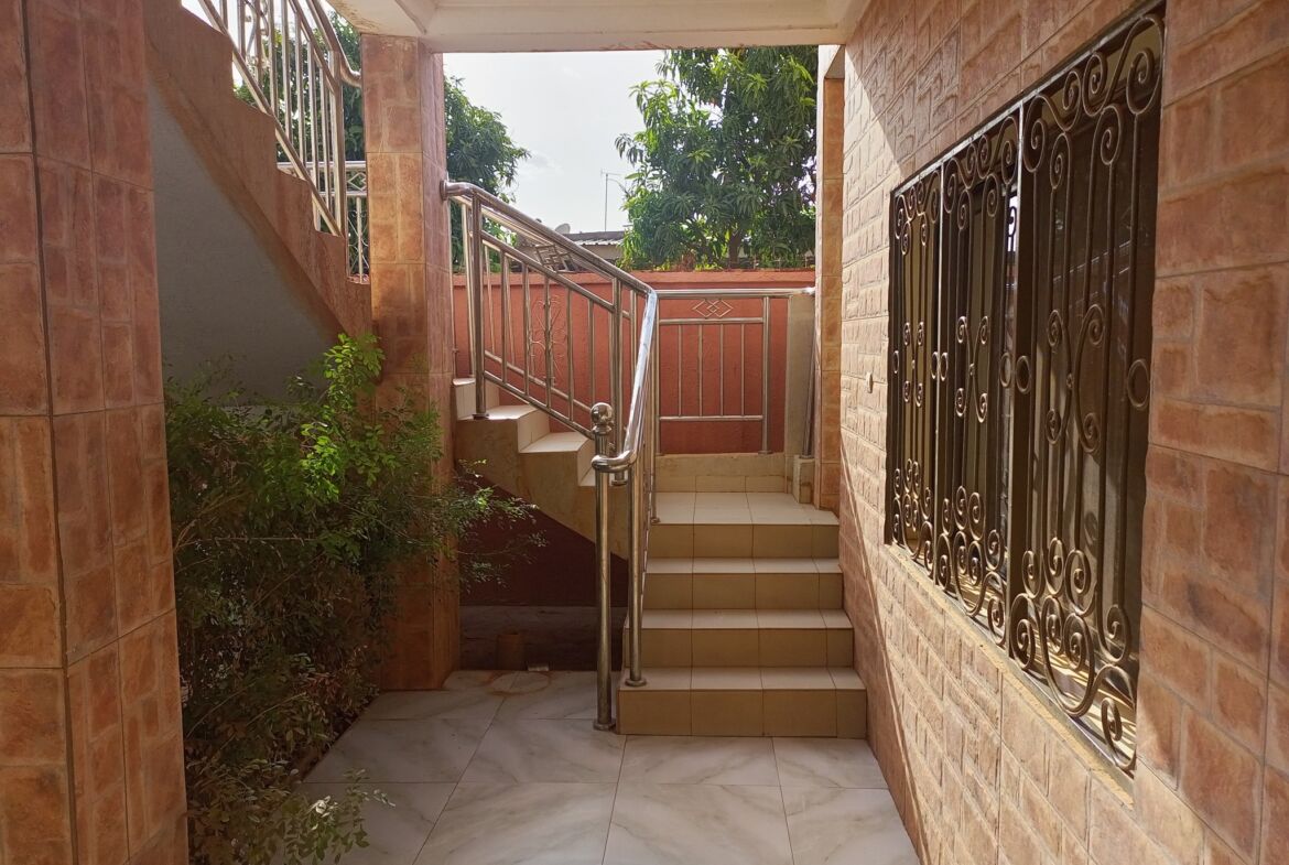 Un duplex de 6 chambres avec 2 salons en location à Karpala