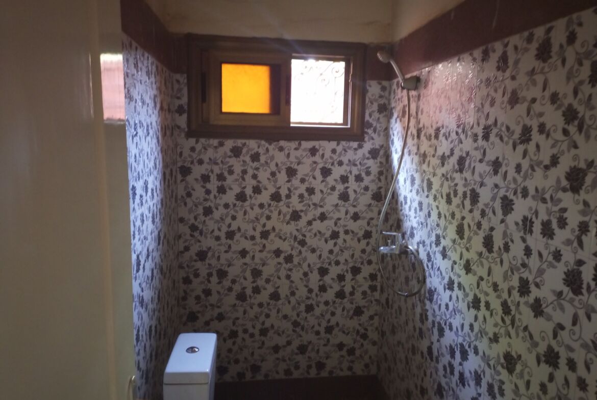 Un duplex de 6 chambres avec 2 salons en location à Karpala