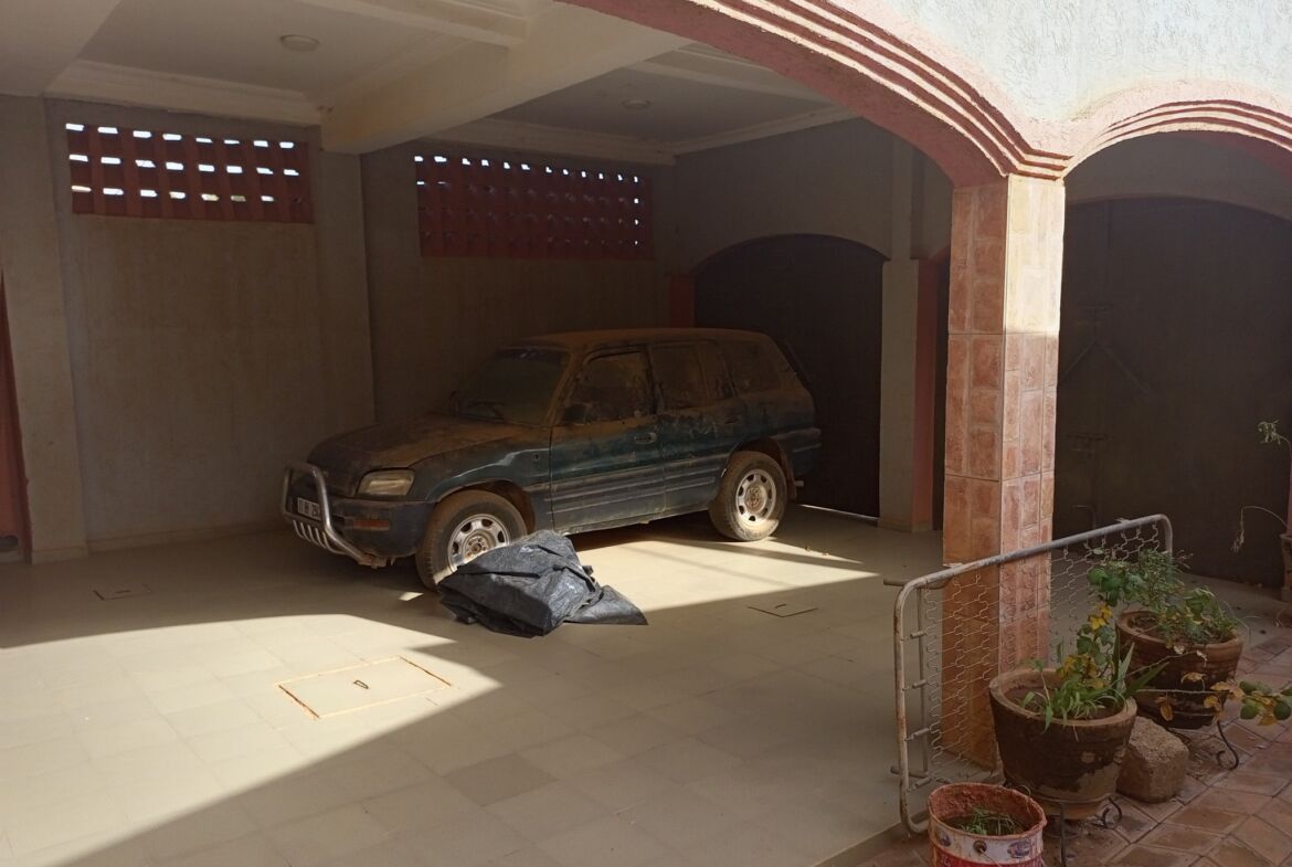 Un duplex de 6 chambres avec 2 salons en location à Karpala